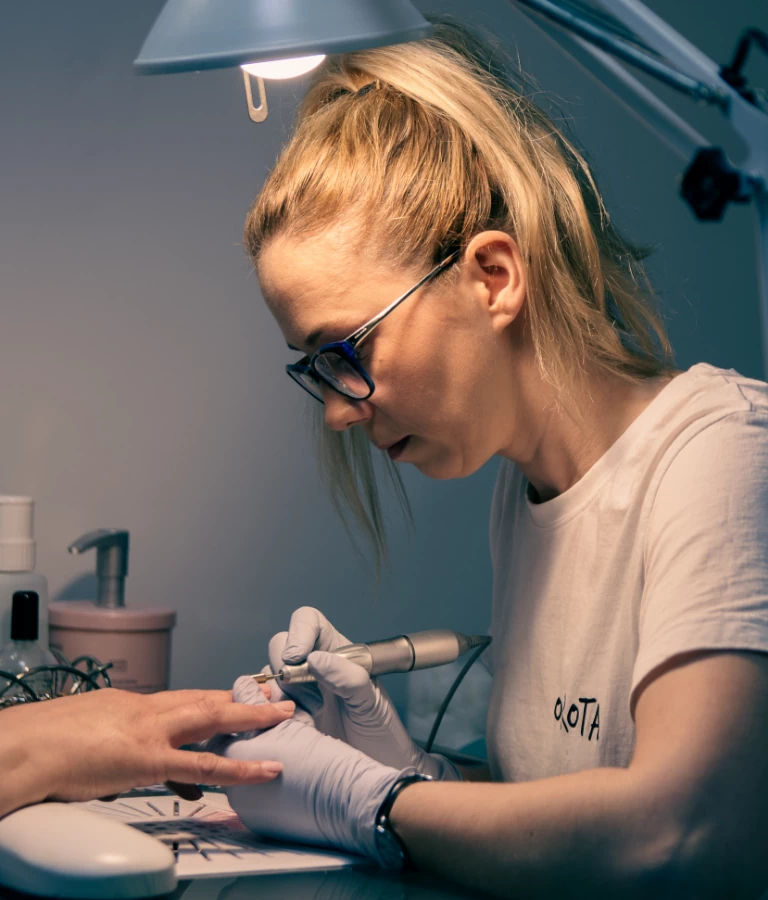 Kobieta robiąca manicure